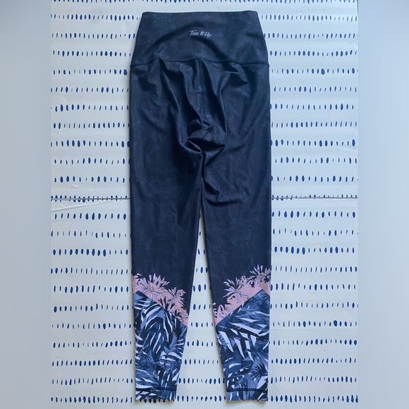 Tone It Up x Bandier Island Dip Leggings - Picture 4 of 4